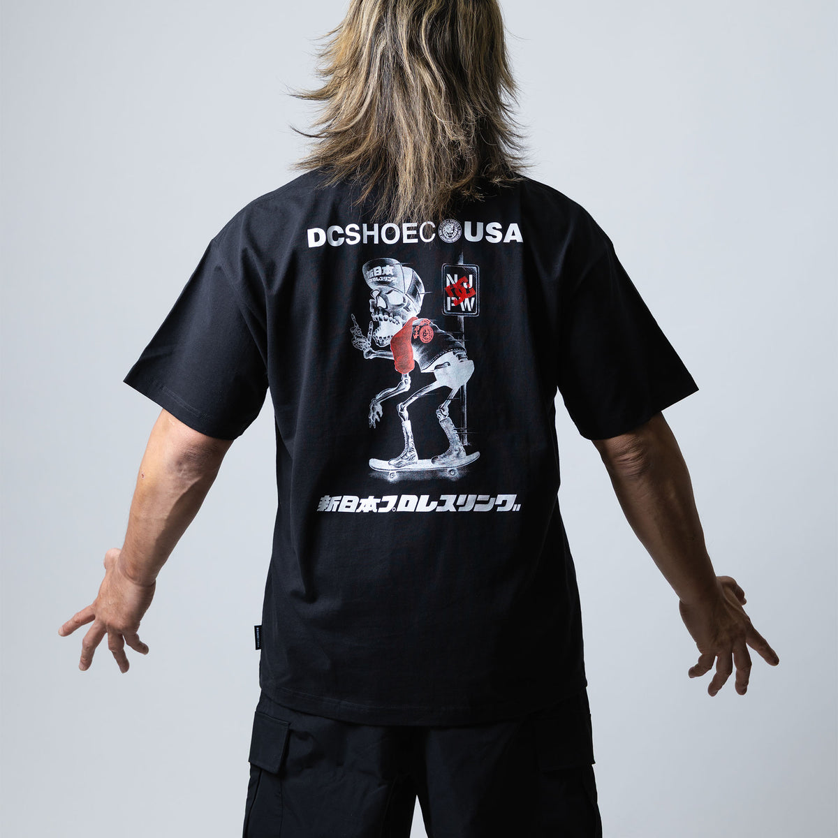 DC SHOES × 新日本プロレス】STRONG STYLE SKUL メンズ Tシャツ【2026
