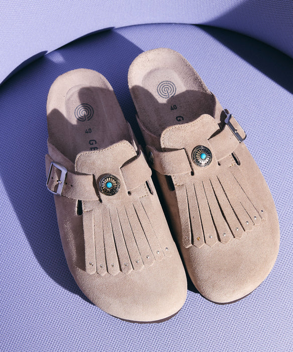 GENUINS ウィメンズ クロッグサンダル FRINGE VELOUR TAUPE 【2026年秋冬モデル】