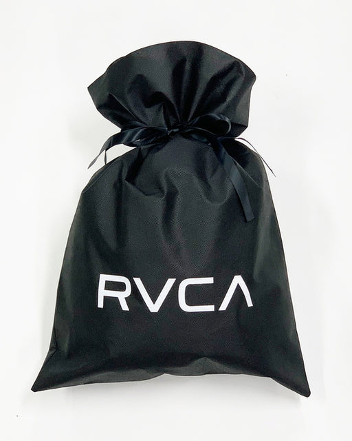 RVCAの白いブランドロゴがプリントされた、黒色のコットン製ギフトバッグSサイズ。上部を黒いリボンで結んだ巾着タイプのラッピング用袋。