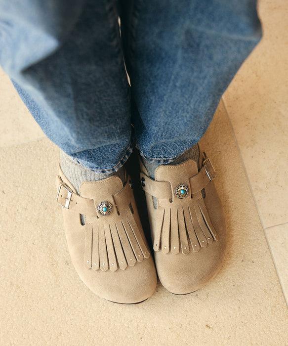 GENUINS ウィメンズ クロッグサンダル FRINGE VELOUR TAUPE 【2026年秋冬モデル】