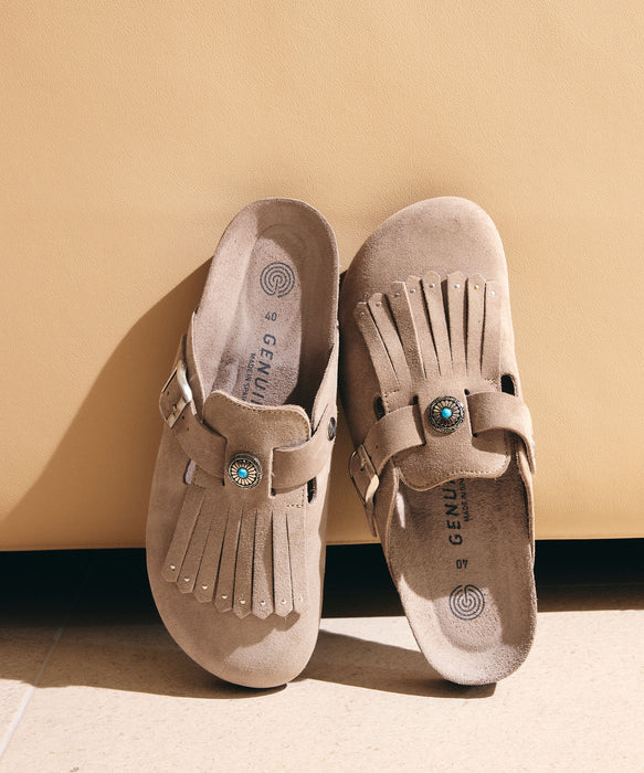 GENUINS ウィメンズ クロッグサンダル FRINGE VELOUR TAUPE 【2026年秋冬モデル】