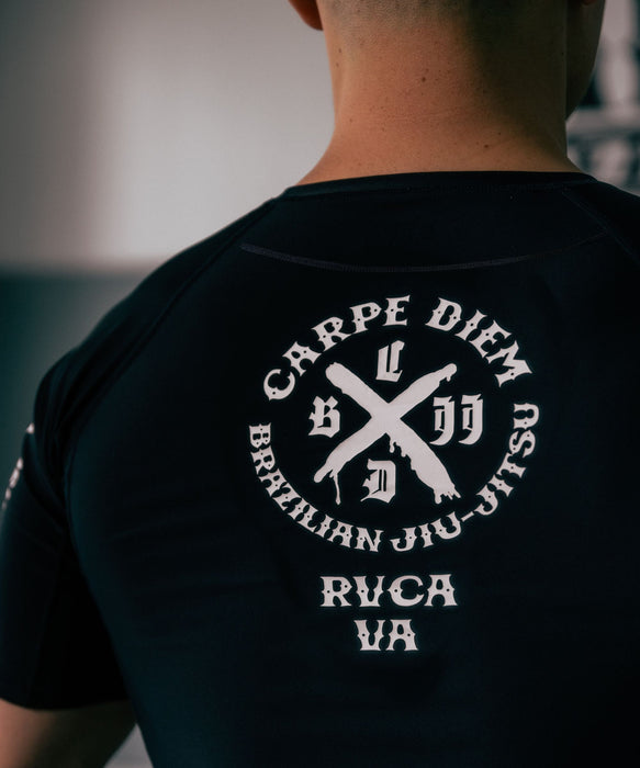 RVCA SPORT メンズ CARPE DIEM X RVCA RS ST ラッシュガード 【2026年夏モデル】