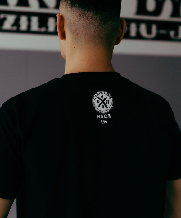 RVCA SPORT メンズ CARPE DIEM X RVCA KATAKANA ST Tシャツ 【2026年夏モデル】