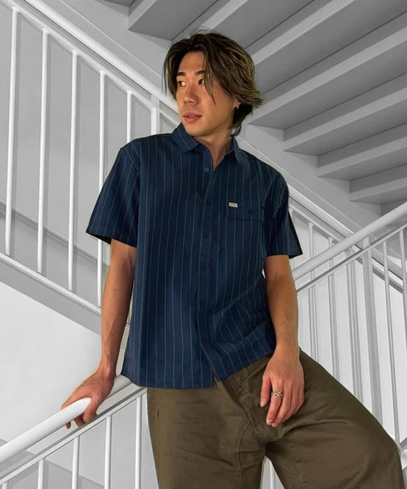 【SALE】【直営店限定】RVCA メンズ TJP DAYSHIFT STRIPE SS 半袖シャツ 【2026年春夏モデル】