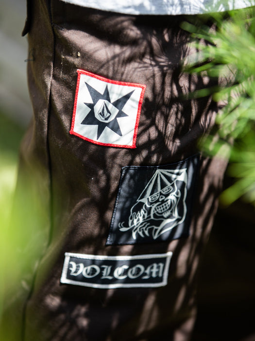 【更に更に値下げ】 VOLCOMユース WEAR OUTLET】VOLCOM Tokyo True Featured Artist Yusuke Services Pants - Dark