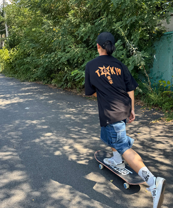 【OUTLET】VOLCOM UNISEX TOKYO STAR SHORT SLEEVE TEE - BLACK