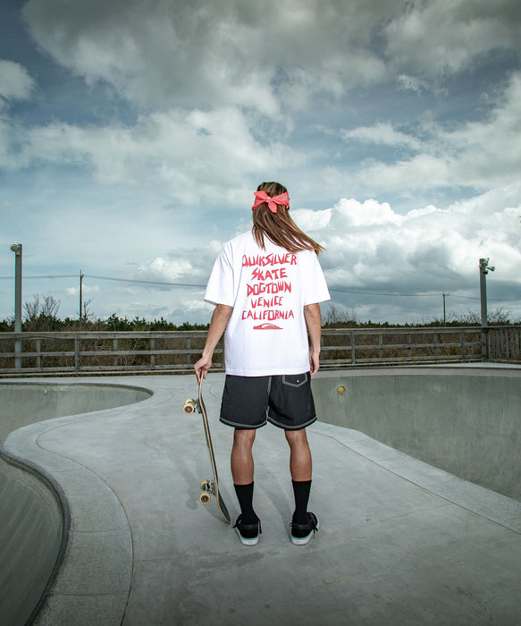 <QUIKSILVER X DOGTOWN> メンズ DTQS PG LETTER PRINT ST 半袖コットンTシャツ バックロゴ【2026年夏モデル】