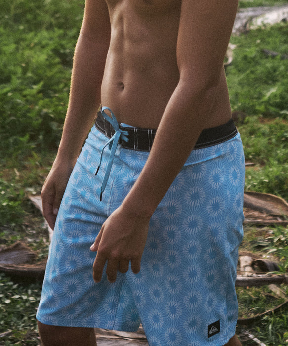 QUIKSILVER メンズ SURFSILK SCALLOP 18 ボードショーツ フィットタイ 18インチ インナーショーツなしタイプ 4WAYストレッチ・撥水加工 【2026年春夏モデル】