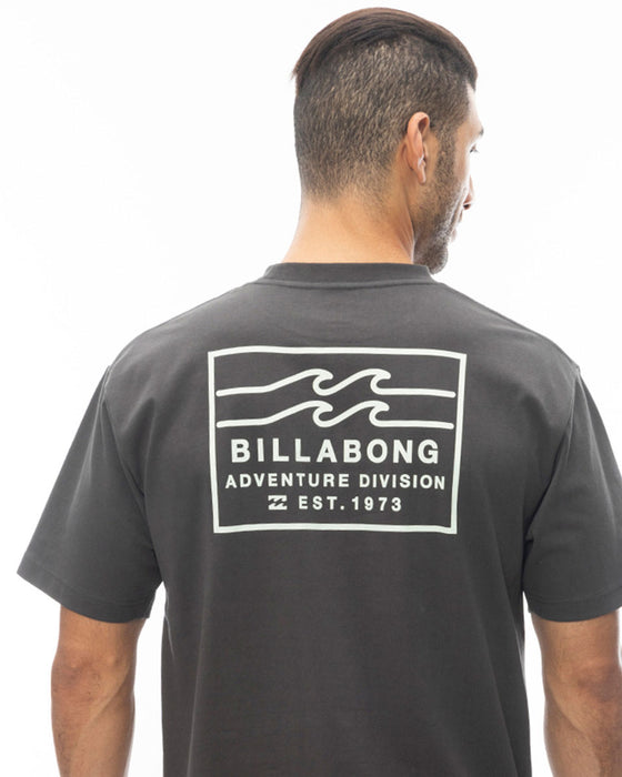 【OUTLET】BILLABONG メンズ 【A/Div.】 ADIV LOGO Ｔシャツ 【2024年春夏モデル】