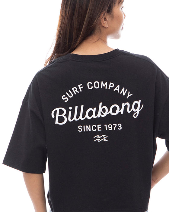 【OUTLET】BILLABONG レディース 【Shino's Favorite Items】 ARCH LOGO CROPPED TEE クロップドＴシャツ 【2024年春夏モデル】