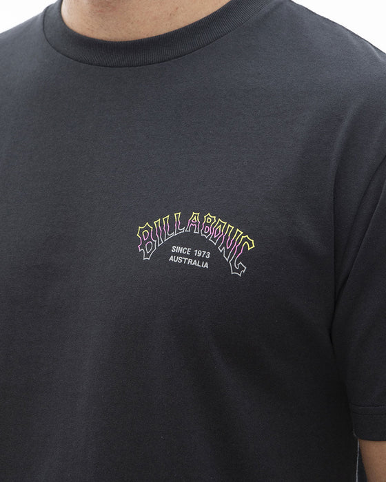 【OUTLET】BILLABONG メンズ TRIBONG ARCH Ｔシャツ 【2024年夏モデル】
