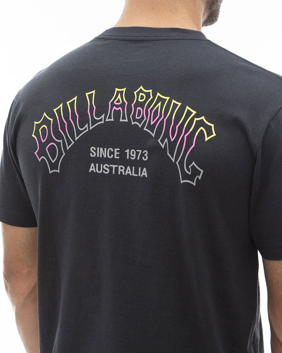 【OUTLET】BILLABONG メンズ TRIBONG ARCH Ｔシャツ 【2024年夏モデル】