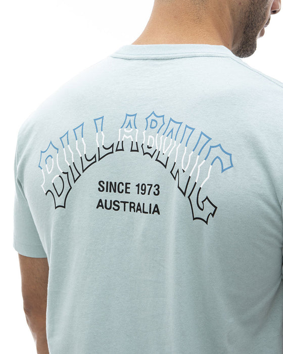 【OUTLET】BILLABONG メンズ TRIBONG ARCH Ｔシャツ 【2024年夏モデル】