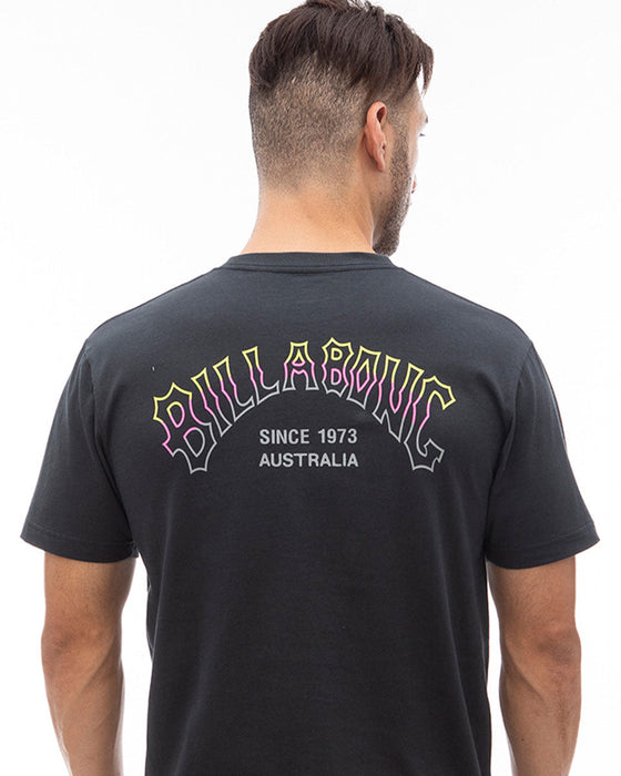 【OUTLET】BILLABONG メンズ TRIBONG ARCH Ｔシャツ 【2024年夏モデル】