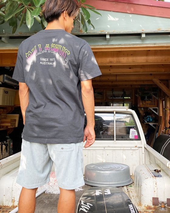 【OUTLET】BILLABONG メンズ TRIBONG ARCH Ｔシャツ 【2024年夏モデル】