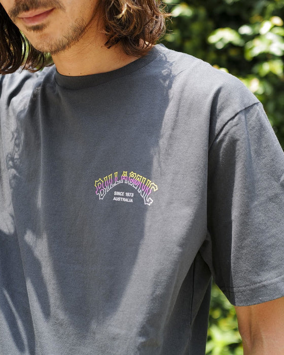 【OUTLET】BILLABONG メンズ TRIBONG ARCH Ｔシャツ 【2024年夏モデル】