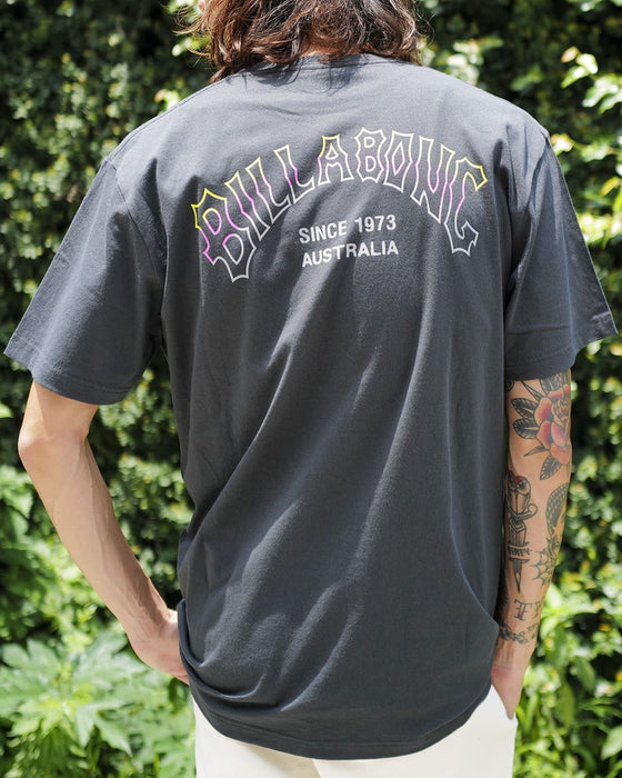 【OUTLET】BILLABONG メンズ TRIBONG ARCH Ｔシャツ 【2024年夏モデル】