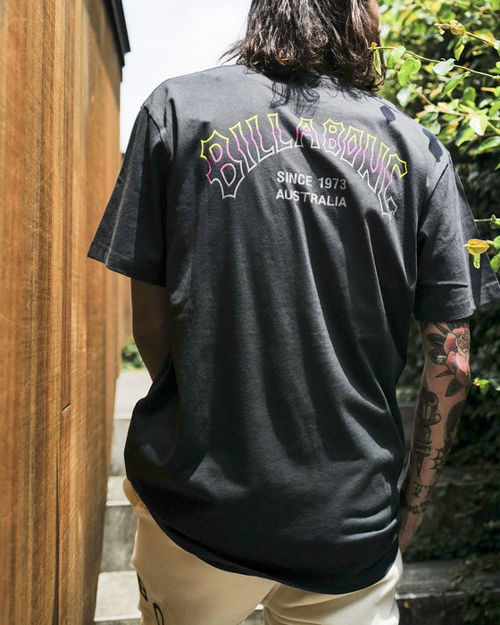 【OUTLET】BILLABONG メンズ TRIBONG ARCH Ｔシャツ 【2024年夏モデル】