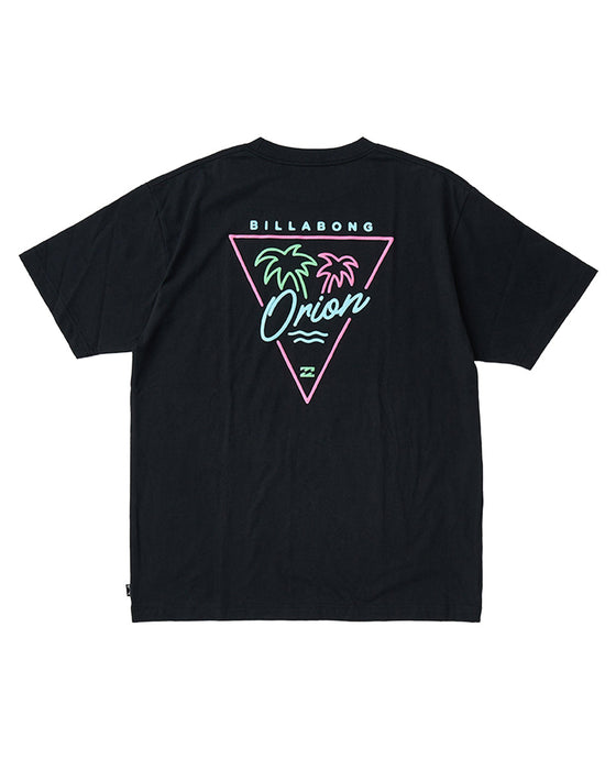 【OUTLET】BILLABONG メンズ ORION BEER x BILLABONG COLLECTION TROPICAL TRIANGLE TEE Tシャツ BLK 【2024年夏モデル】