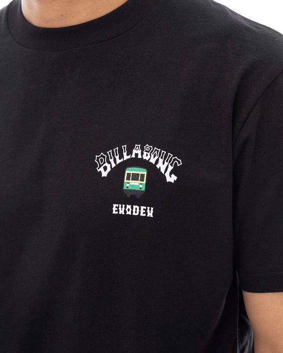 【直営店限定】BILLABONG メンズ 江ノ電×BILLABONG HERITAGEロゴ コラボTシャツ  【2024年夏モデル】