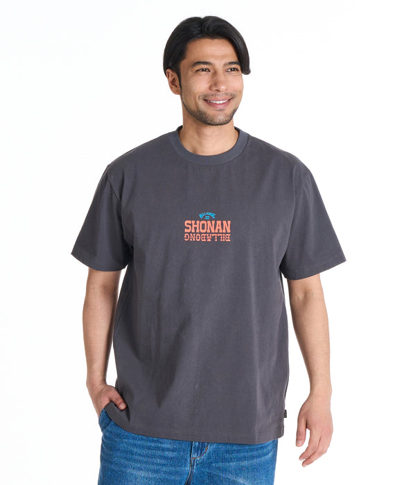 BILLABONG メンズ DESTINATION SHONAN Tシャツ 【2025年秋冬モデル】 WAA / XXL