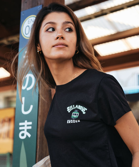 【SALE】BILLABONG レディース 【江ノ電×BILLABONG】ENODEN BABY FIT TEE Tシャツ【BABY FIT】 【2025年秋冬モデル】