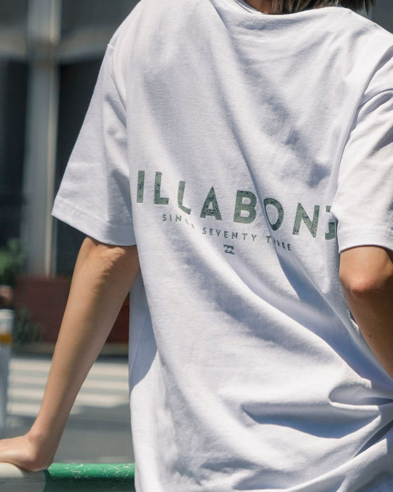 【OUTLET】BILLABONG メンズ UNITY LOGO Tシャツ 
【REGULAR FIT】 【2025年夏モデル】