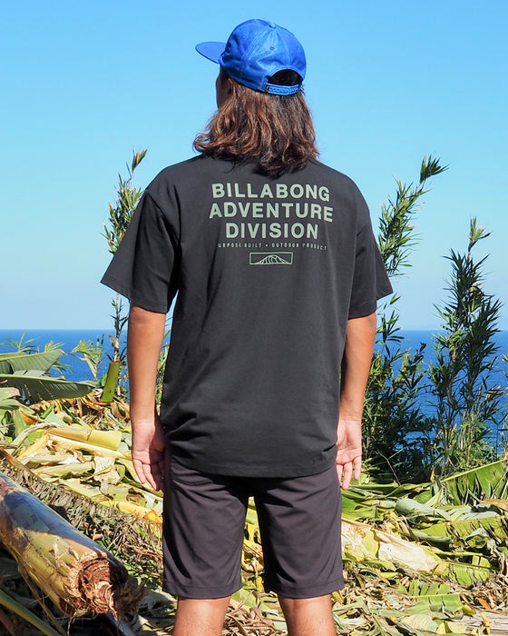 【OUTLET】BILLABONG メンズ 【A/DIV.】 ADIV LOGO 2.0 Tシャツ 
【WIDE FIT】【2025年夏モデル】