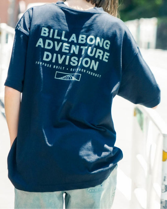 【OUTLET】BILLABONG メンズ 【A/DIV.】 ADIV LOGO 2.0 Tシャツ 
【WIDE FIT】【2025年夏モデル】