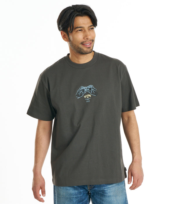 BILLABONG メンズ DESTINATION TOKYO Tシャツ 【2026年秋冬モデル】 WAA / XL