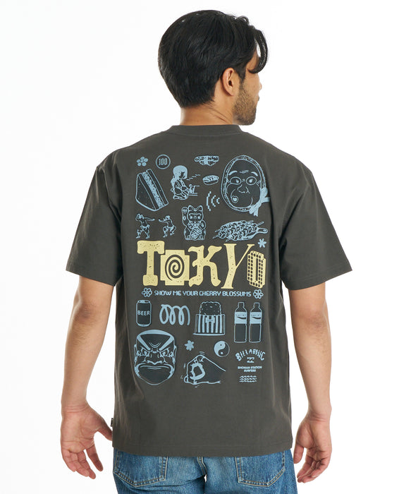 BILLABONG メンズ DESTINATION TOKYO Tシャツ 【2026年秋冬モデル】 WAA / XL