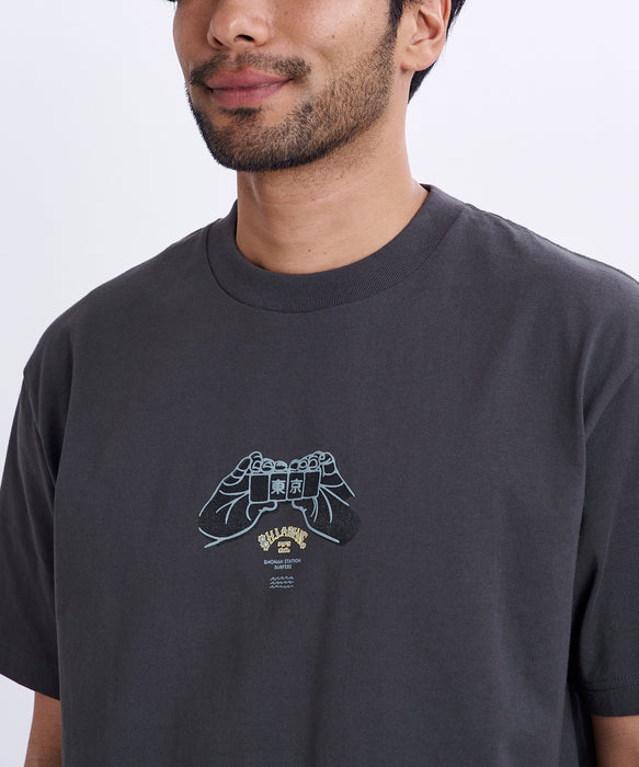 BILLABONG メンズ DESTINATION TOKYO Tシャツ 【2026年秋冬モデル】 WAA / XL