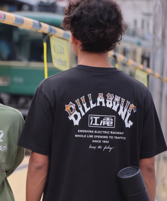 BILLABONG メンズ RE-ISSUE ARCH Tシャツ【OVER FIT】【江ノ電×BILLABONG】【2026年秋冬モデル】