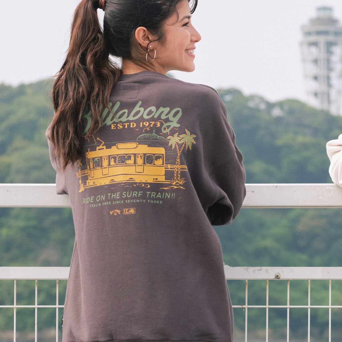 BILLABONG ウィメンズ SURF TRAIN CREW トレーナー 【江ノ電×BILLABONG
