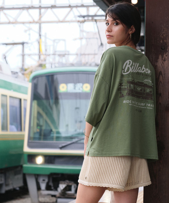 BILLABONG ウィメンズ SURF TRAIN Tシャツ 【江ノ電×BILLABONG】【LOOSE CROPPED】【2026年秋冬モデル】