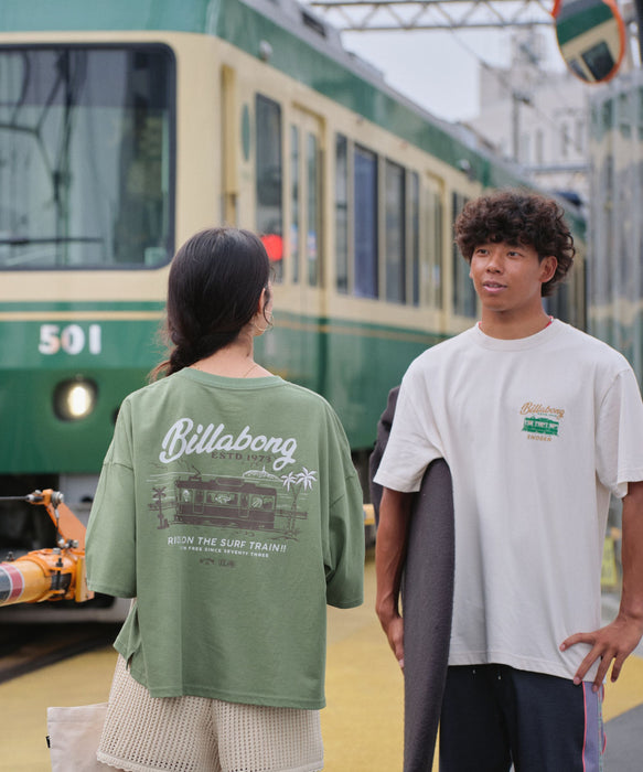 BILLABONG ウィメンズ SURF TRAIN Tシャツ 【江ノ電×BILLABONG】【LOOSE CROPPED】【2026年秋冬モデル】