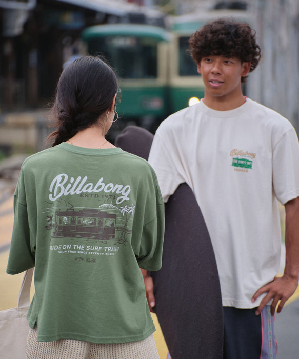 BILLABONG ウィメンズ SURF TRAIN Tシャツ 【江ノ電×BILLABONG】【LOOSE CROPPED】【2026年秋冬モデル】