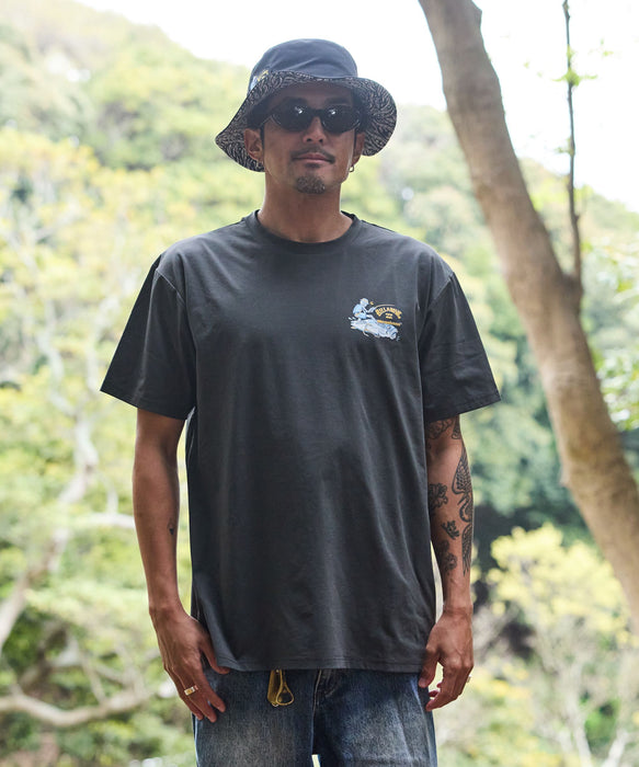 BILLABONG メンズ 【MEGABASS×BILLABONG】 
【OVER FIT】
MEGABASS SURF FLEX サーフTシャツ 【2026年夏モデル】