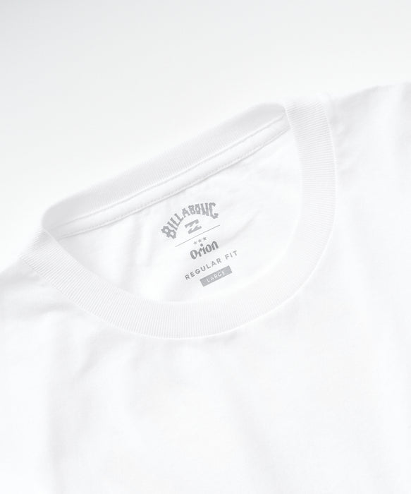 BILLABONG メンズ ORION ARCH 【ORION BEER x BILLABONG COLLECTION】【REGULAR FIT】Tシャツ 【2026年夏モデル】