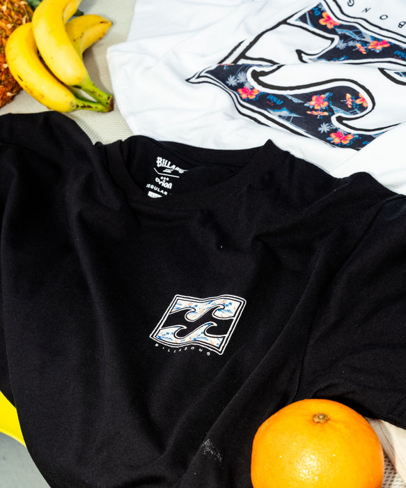 BILLABONG メンズ ADRIFT ORION 【ORION BEER x BILLABONG COLLECTION】【REGULAR FIT】Tシャツ 【2026年夏モデル】