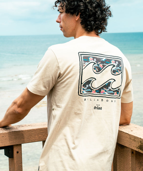 BILLABONG メンズ ADRIFT ORION 【ORION BEER x BILLABONG COLLECTION】【REGULAR FIT】Tシャツ 【2026年夏モデル】