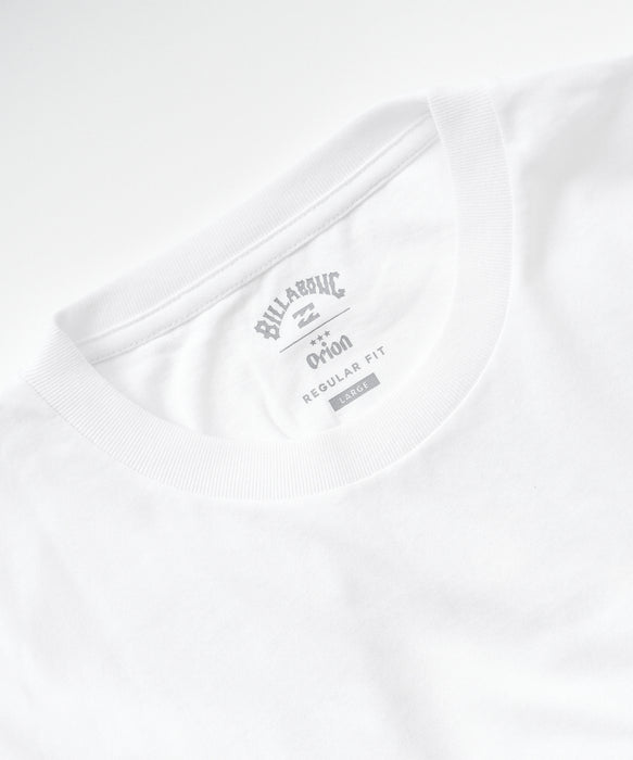 BILLABONG メンズ ADRIFT ORION 【ORION BEER x BILLABONG COLLECTION】【REGULAR FIT】Tシャツ 【2026年夏モデル】