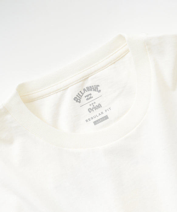 BILLABONG メンズ ORION CHARA 【ORION BEER x BILLABONG COLLECTION】【REGULAR FIT】Tシャツ 【2026年夏モデル】