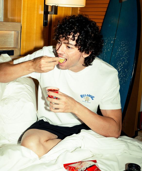 BILLABONG メンズ ORION CHARA 【ORION BEER x BILLABONG COLLECTION】【REGULAR FIT】Tシャツ 【2026年夏モデル】