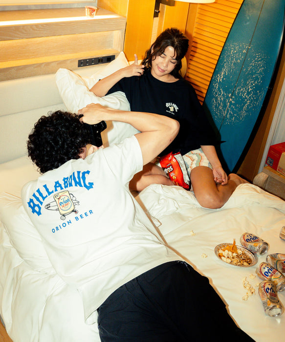 BILLABONG メンズ ORION CHARA 【ORION BEER x BILLABONG COLLECTION】【REGULAR FIT】Tシャツ 【2026年夏モデル】