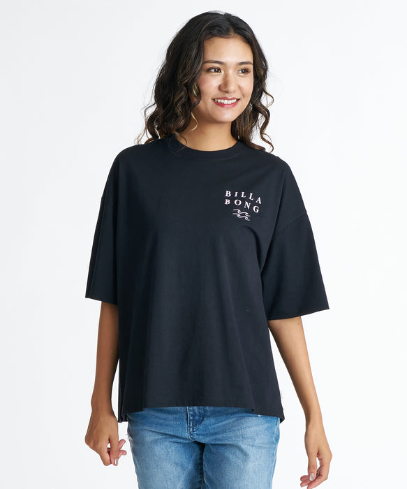 BILLABONG ウィメンズ SERIF CLEAN LOGO MEDIUM LOOSE TEE Tシャツ 【2026年夏モデル】 BLK / M