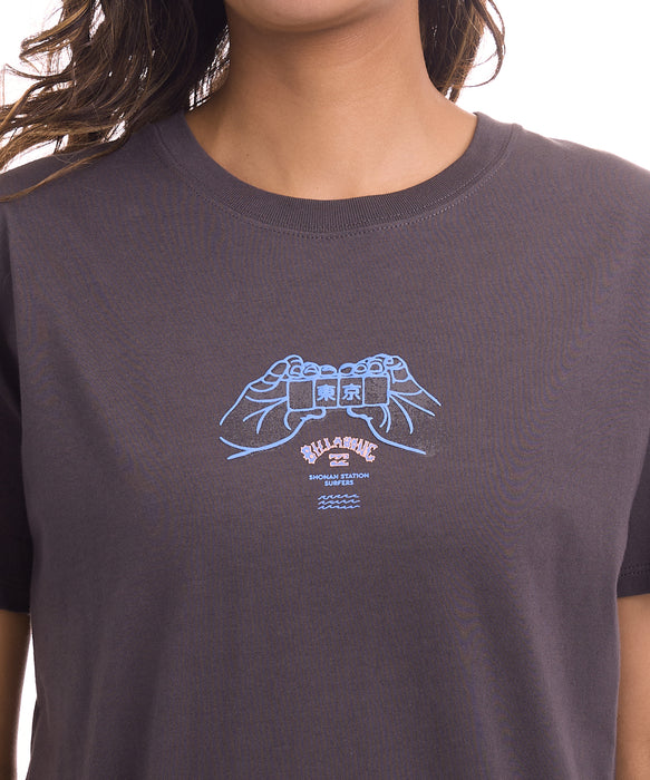 BILLABONG ウィメンズ DESTINATION TOKYO TEE Tシャツ 【2026年夏モデル】 WAA / M