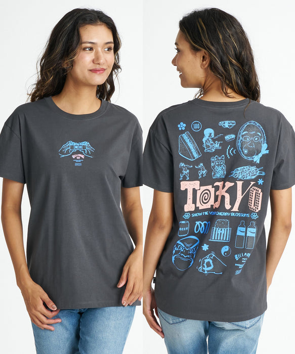 BILLABONG ウィメンズ【SHONAN STATION SURFERS】 【BOY FIT】DESTINATION TOKYO TEE Tシャツ 【2026年夏モデル】