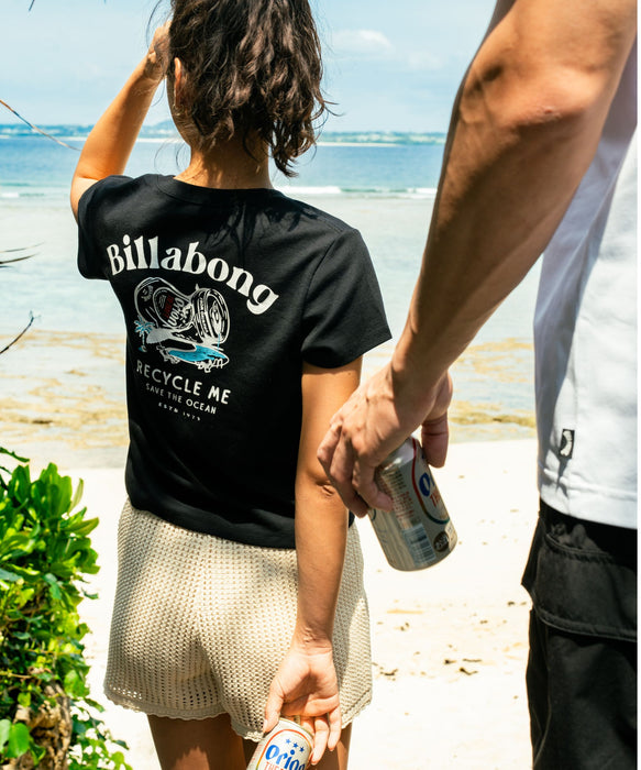BILLABONG ウィメンズ RECYCLE ME【ORION BEER x BILLABONG COLLECTION】【BABY FIT
】 Tシャツ 【2026年夏モデル】