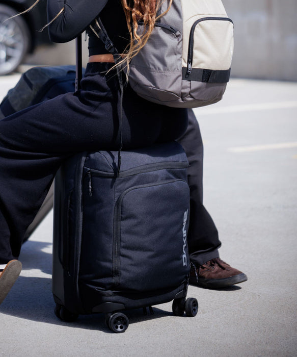 【直営店限定】DAKINE SPLIT 4 WHEEL CARRY ON ROLLER BAG 48L キャリーバッグ 【2026年秋冬モデル】